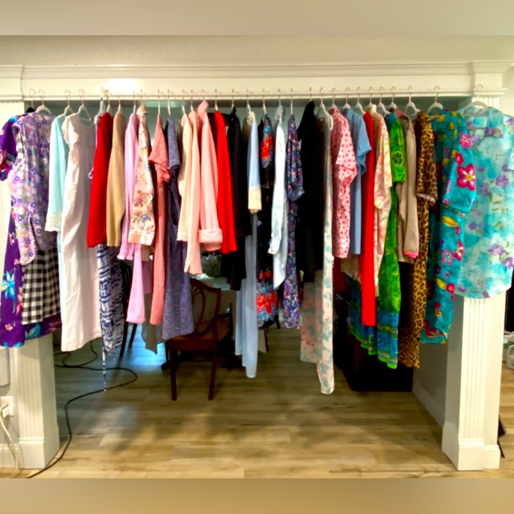 THIS & MORE GORGEOUS SLEEPWEAR, MOSTLY VTG ITEMS FROM MY FAMILY 2 BE LISTED SOON - Picture 1 of 1